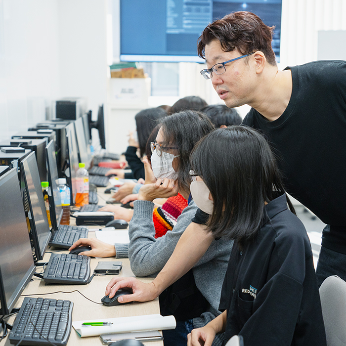 数多くの企業と業界の「最新」を実践で学ぶ